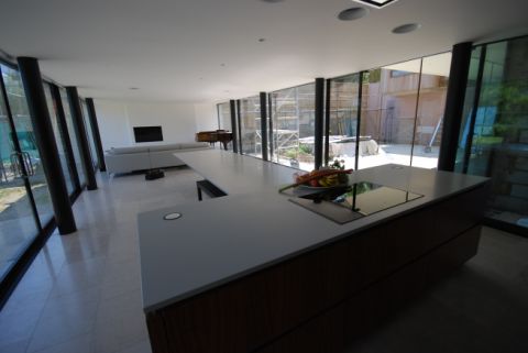 Cantilever Table running out of Island Unit