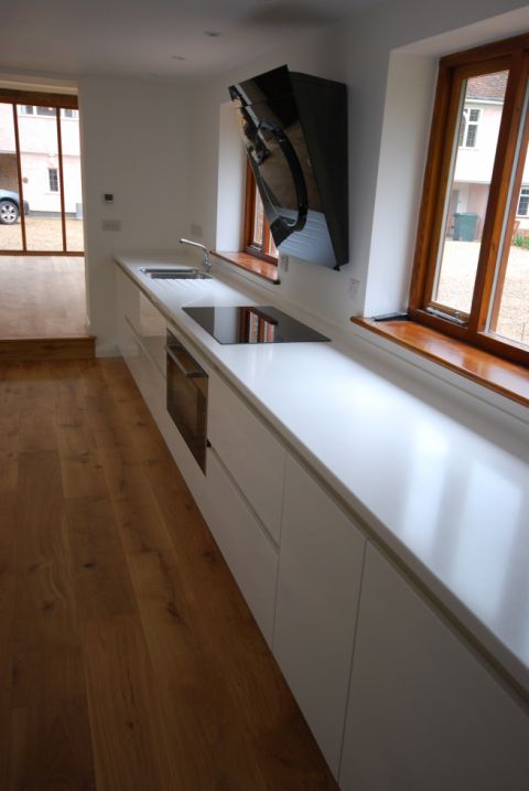 Long worktop with induction hob & sink