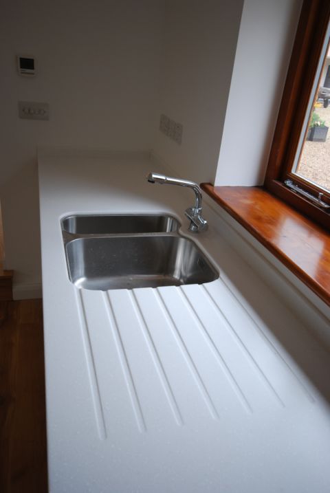 Stainless steel sink with drainer grooves