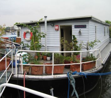 Barge with bespoke HI-MACS Bathroom