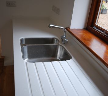 Stainless steel sink with drainer grooves